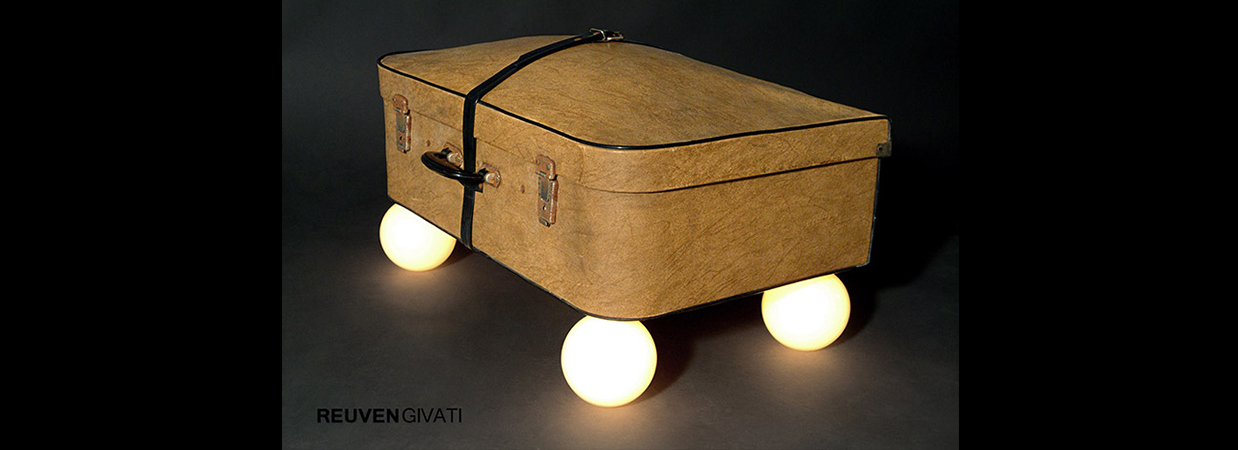 צילום פריט אמנות גוף תאורה על רקע אפור כהה של המעצב התעשייתי ראובן גבעתי