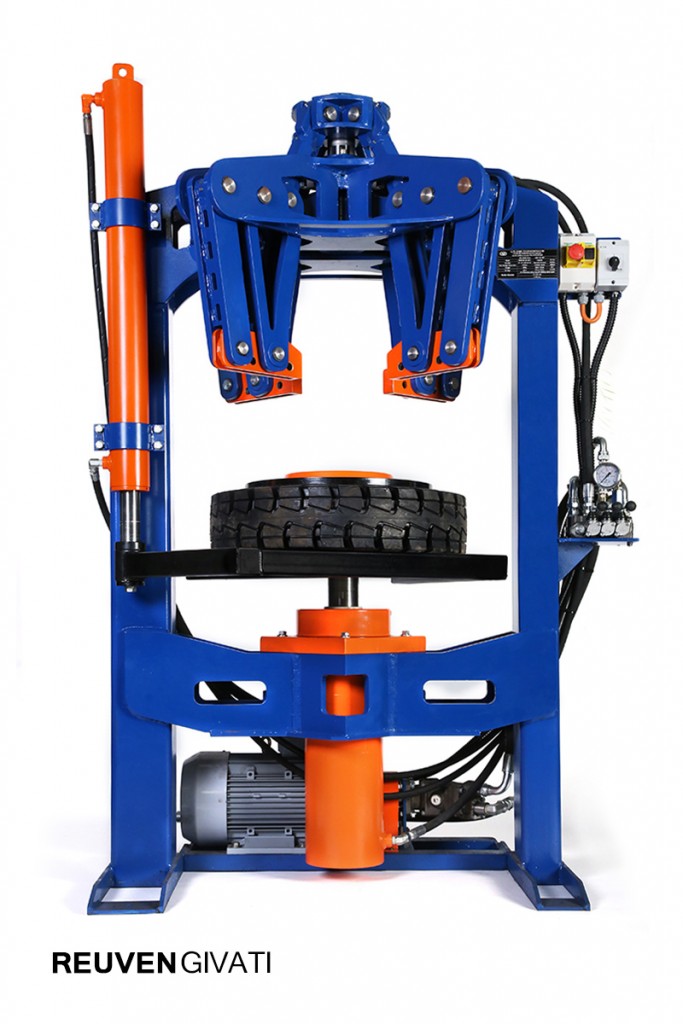 צילום מוצרים - מכונה להחלפת גלגלים של מלגזה - צולם עבור מעצב התעשייתי ראובן גבעתי