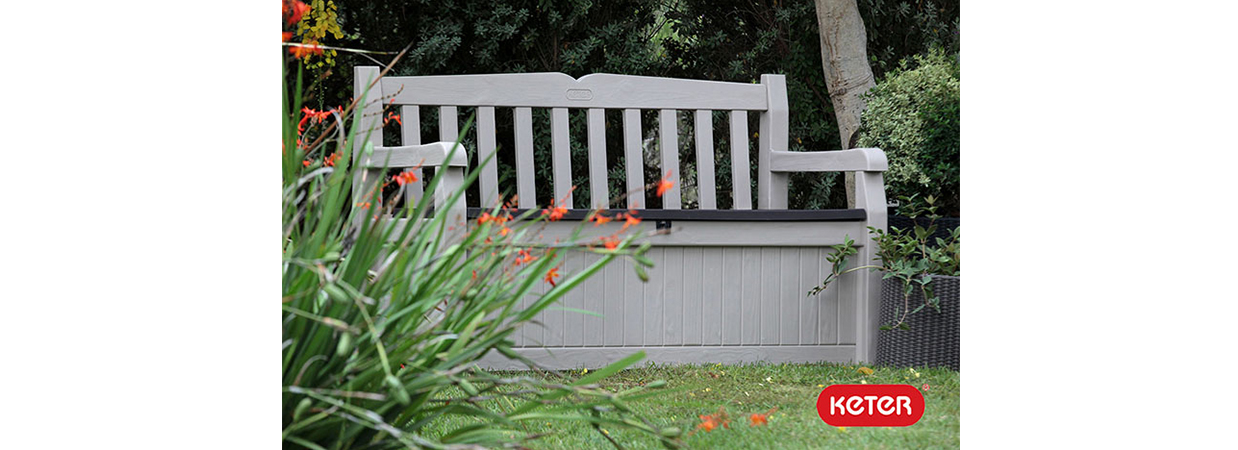 צילום אווירה בחוץ של מוצר - ספסל מפלסטיק לקטלוג של חברת כתר