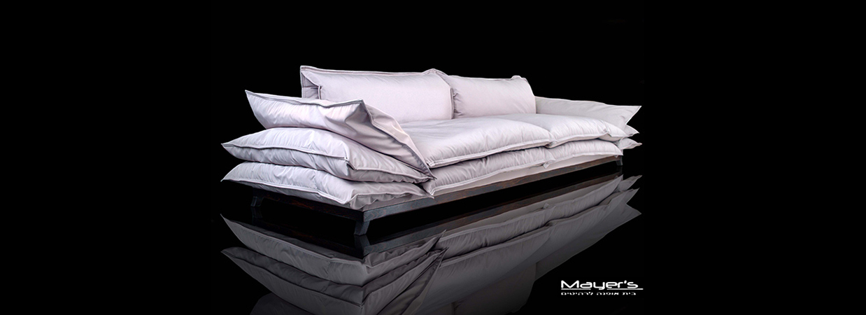 צילום ספה באולם התצוגה של המעצב התעשייתי תומר מאייר ובניית רקע והשתקפות למוצר על הרצפה למראה יוקרתי.