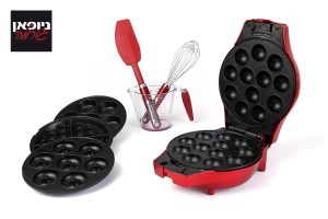 חבילה של: Easy Cake 4 in 1 MIXO, כוס מידה ל2 כוסות KitcheAid, מטרפה אדומה KitchenAid ומרית גורד אדום KitchenAid צולם עבור ניופאן גורמה