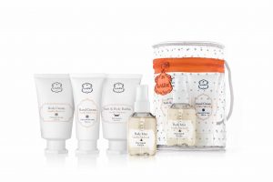 צילום קומפוזיציה - מארז: קרם ידים, קרם גוף, קצף אמבט ומבשם גוף צולם עבור ללין