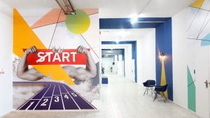 פינת המתנה במסדרון בקומת האולפן