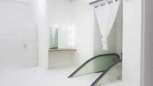 עמדת איפור ותא הלבשה מרווחים